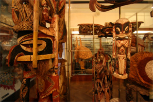 Figurer fra dødekult på Ny Irland i Melanesien. Udstillet i Etnografisk Samling