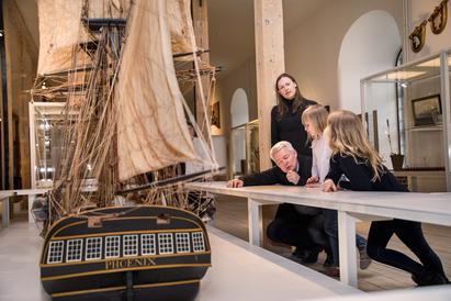 I Danmarks Flåde oplever man livet til søs fra flådens oprettelse i begyndelsen af 1500-tallet til i dag. Om Krigsmuseet