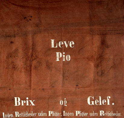 Banner, som hylder Den Internationale Arbejderforenings ledere Louis Pio, Harald Brix og Paul Geleff.