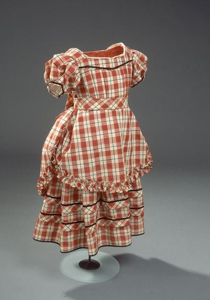 Rød- og hvidternet pigekjole, 1870'erne