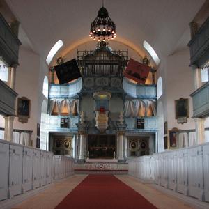 Prædikestol og alter i Røros Kirke i Norge