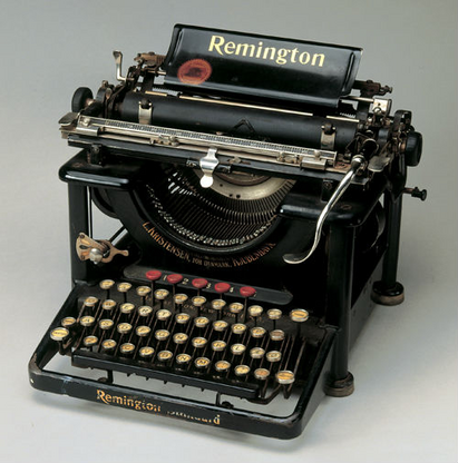 Remington skrivemaskine. Skrivemaskiner blev efterhånden almindeligt inventar i kontorer og butikker.