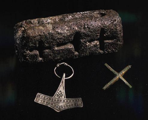 Vikingernes kunne tro på flere guder på en gang. I støbeformen fra Trend i Himmerland kunne smykkemageren både lave kors og thorshamre. Det lille kors af bronze er fundet ved udgravningen af Nordhøjen i Jelling. Thorshammeren af sølv er fra Rømersdal.