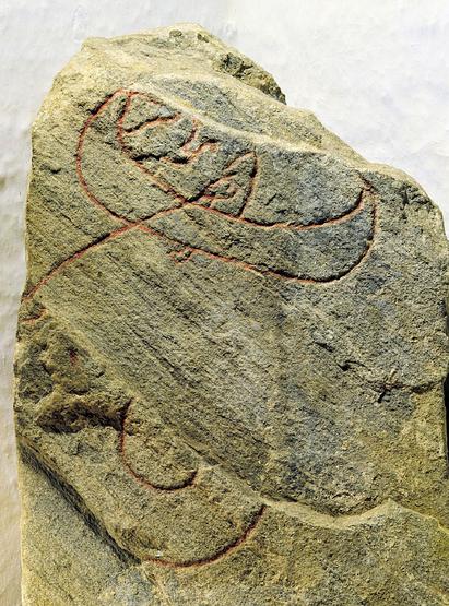 På stenen fra Hørdum kirke i Jylland ses Thor på fisketur efter Midgårdormen. Der er flere fremstillinger af den populære myte. Vikingernes verdensbillede