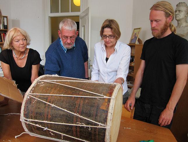 Inge Damm, Nils Finn Munch-Petersen, Bente Wolff og Simon Rastén beundrer trommen, der netop er pakket ud på Etnografisk Samling.
