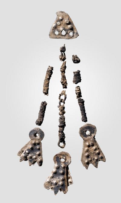 ”Andefodsformede” hængesmykker fik vikingekvinden også med sig. Disse er lavet af sølv.